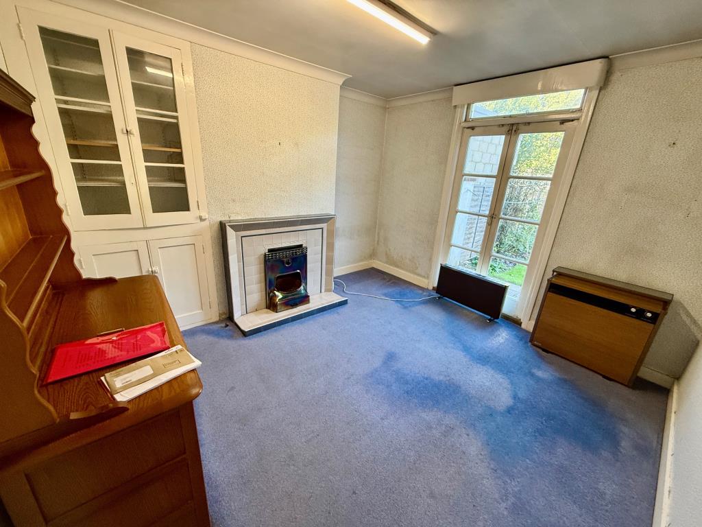 Lot: 172 - THREE-BEDROOM SEMI FOR IMPROVEMENT - Dining room with access to garden